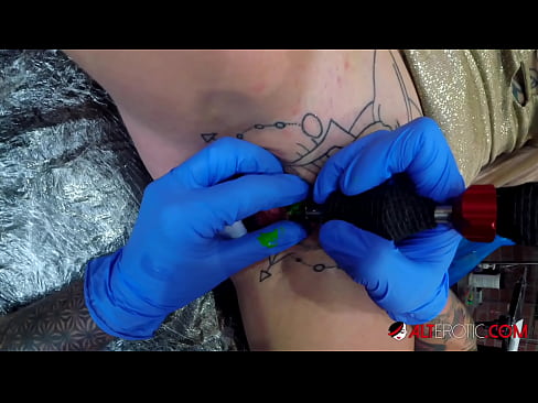 ❤️ Ekstremt tatoveret hottie Sully Savage fik en tatovering på sin klitoris ❌ Kvalitets porno at da.super-vip.top ☑